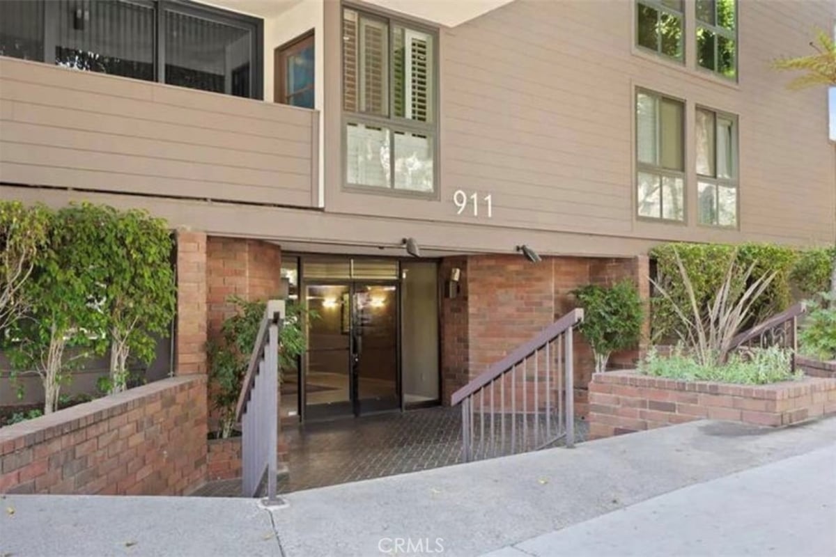 911 N Kings 306, West Hollywood, CA 90069 — photo 1 of 22