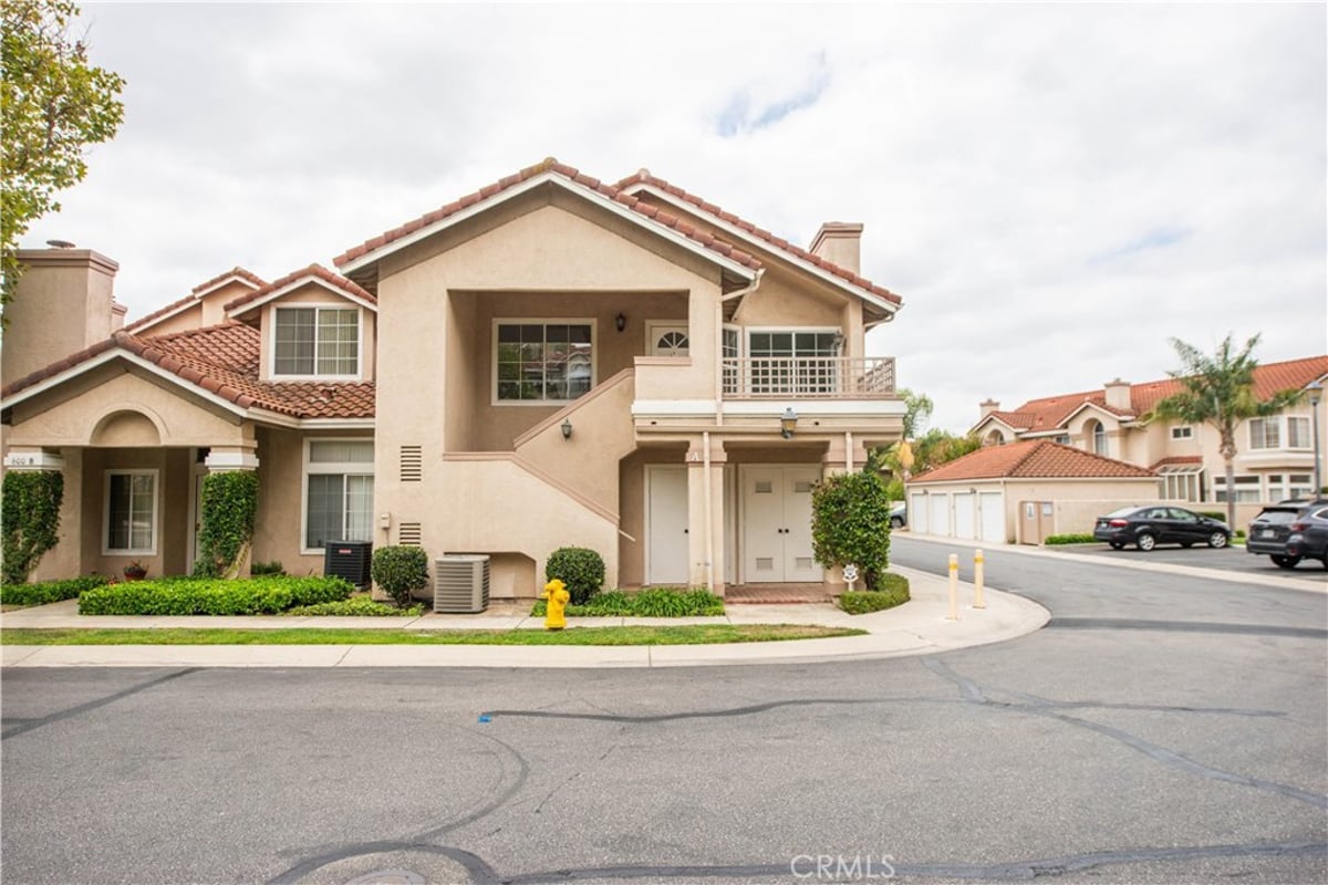 600 Kingswood Lane A, Simi Valley, CA 93065 — photo 1 of 24