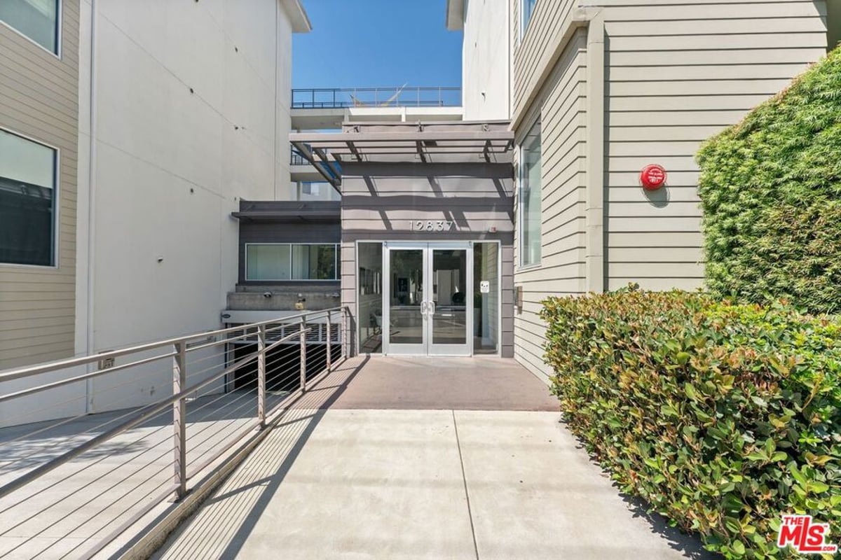 12837 Moorpark Street 313, Studio City, CA 91604 — photo 1 of 25