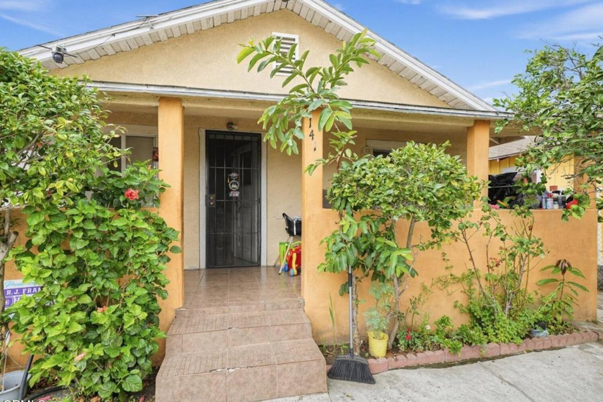 141 S Hayes Avenue, Oxnard, CA 93030 — photo 1 of 17