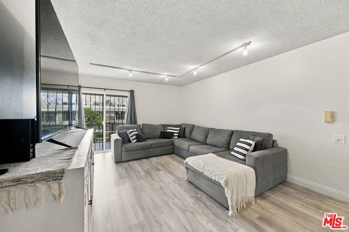 3166 S Sepulveda Boulevard 6, Los Angeles, CA 90034 — photo 1 of 18