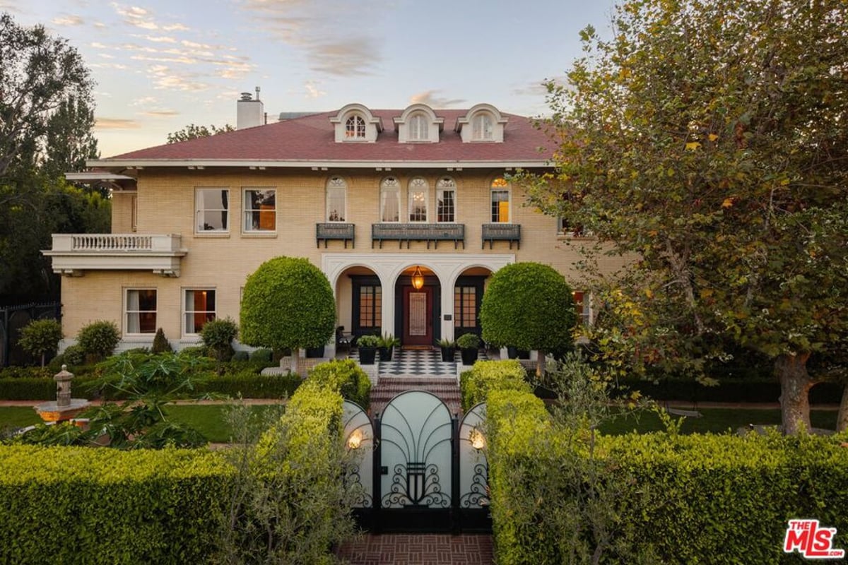 601 S Windsor Boulevard, Los Angeles, CA 90005 — photo 1 of 32