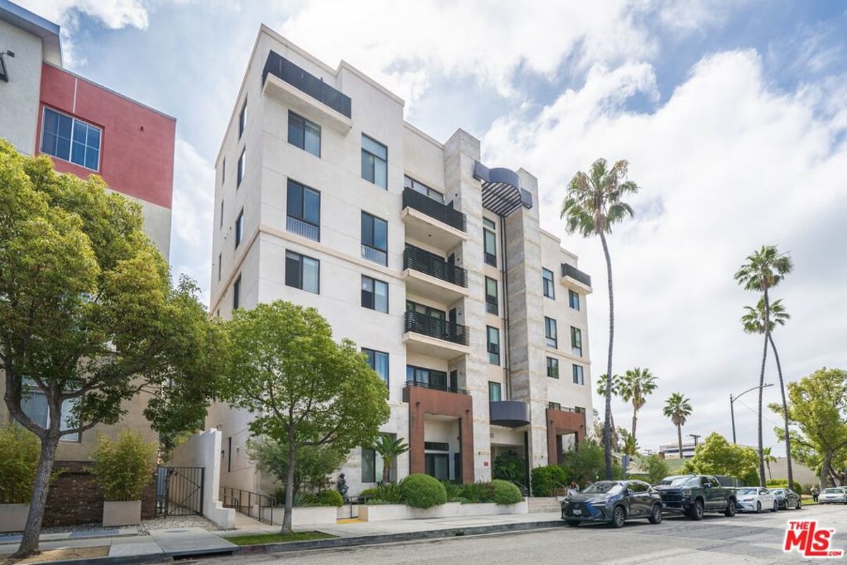 118 S Kenwood Street 105, Glendale, CA 91205 — photo 1 of 24