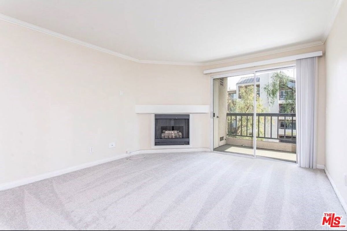 5530 Owensmouth Avenue 219, Woodland Hills, CA 91367 — photo 1 of 14