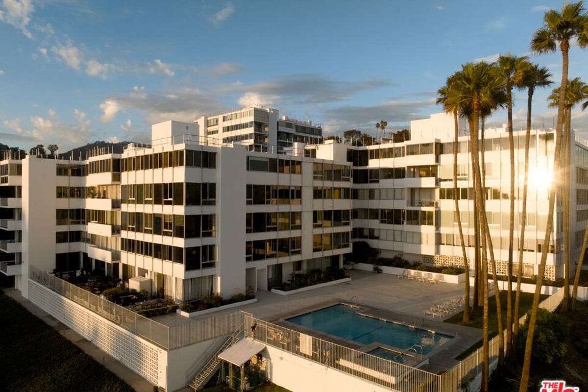 17366 W Sunset Boulevard 102, Los Angeles, CA 90272 — photo 1 of 15