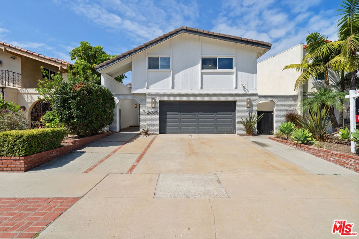 2025 Victoria Avenue, Oxnard, CA 93035 — photo 1 of 41