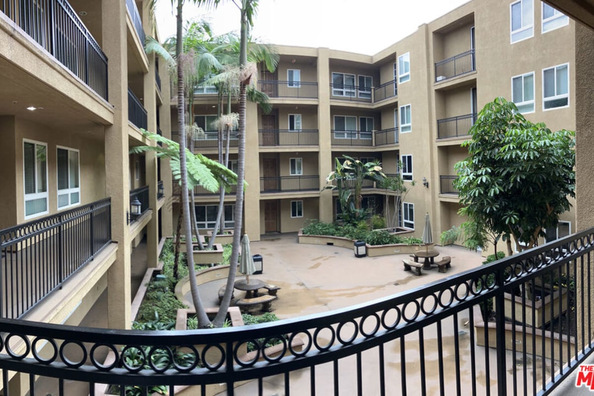 1401 S St Andrews Place 209, Los Angeles, CA 90019 — photo 1 of 15