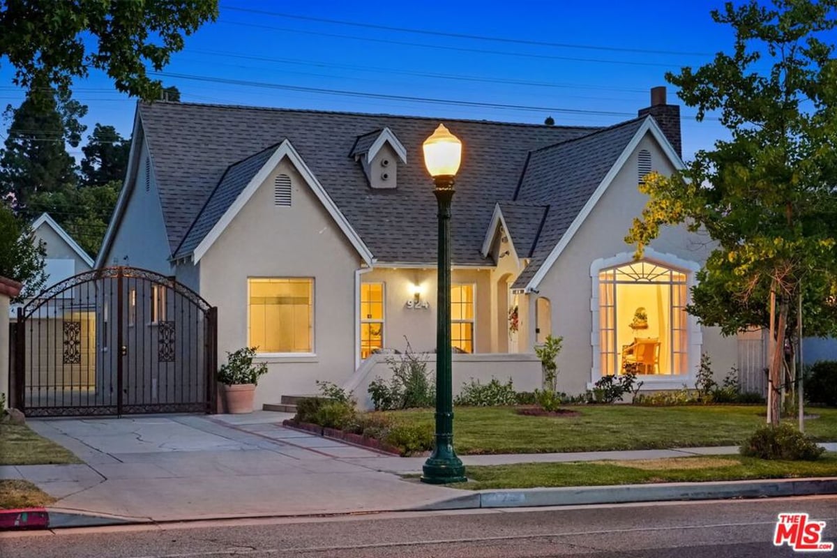 924 E Glenoaks Boulevard, Glendale, CA 91207 — photo 1 of 58