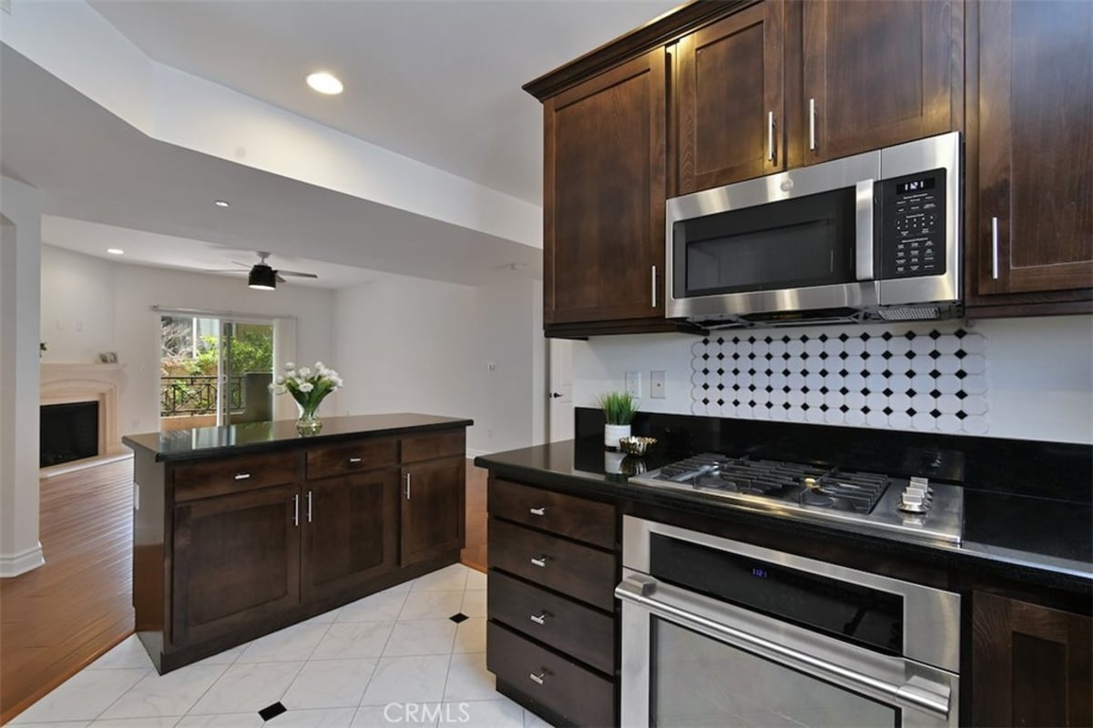 4424 Whitsett Avenue 107, Studio City, CA 91604 — photo 1 of 58