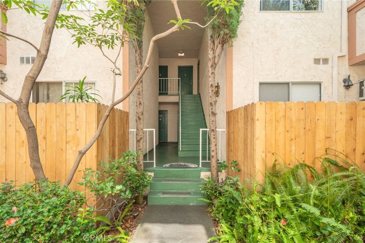 12030 Rochester 107, Los Angeles, CA 90025 — photo 1 of 22