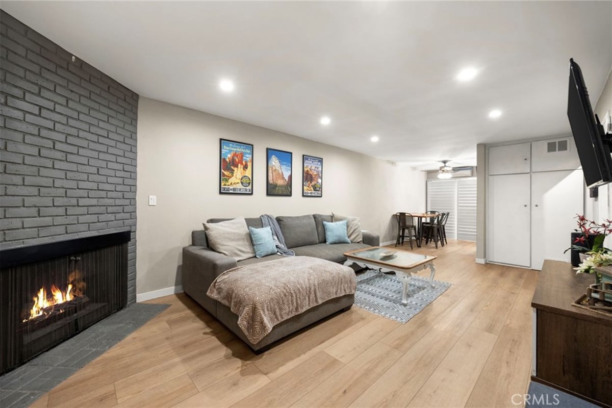 2452 Chelsea Place M, Santa Monica, CA 90404 — photo 1 of 17
