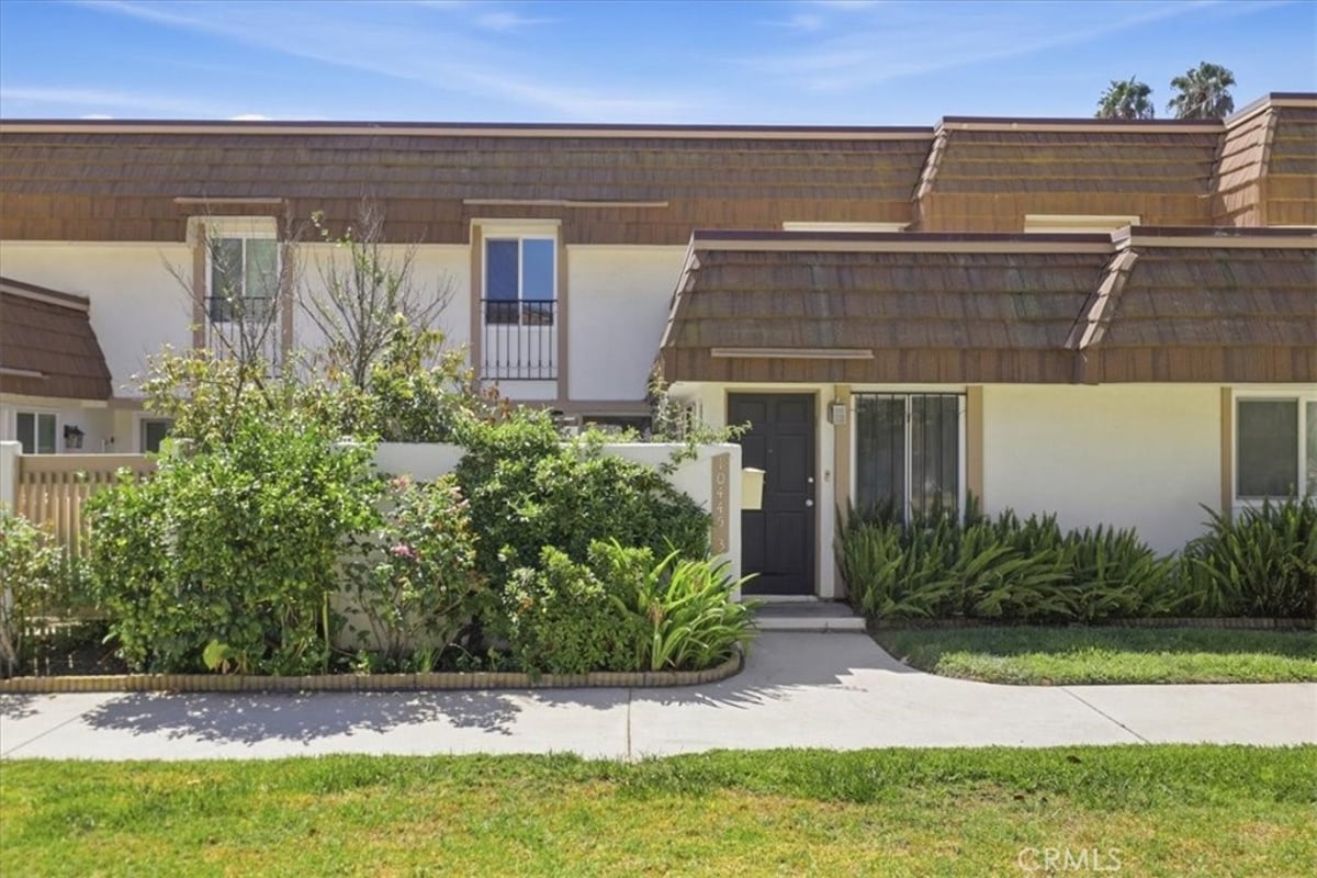 10445 Larwin unit 3 3, Chatsworth, CA 91311 — photo 1 of 36
