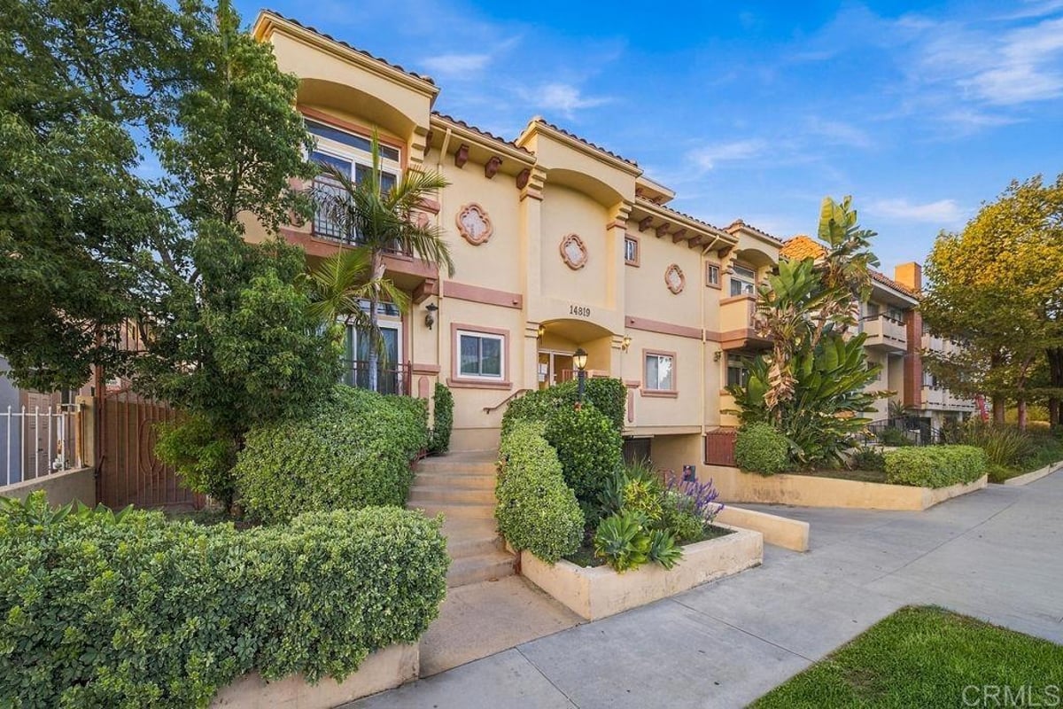 14819 Magnolia Boulevard 7, Sherman Oaks, CA 91403 — photo 1 of 25
