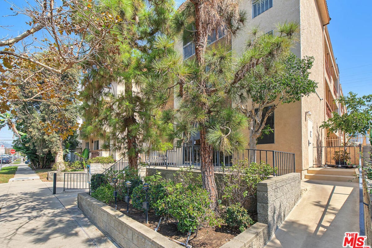 104 S Hayworth Avenue 103, Los Angeles, CA 90048 — photo 1 of 44