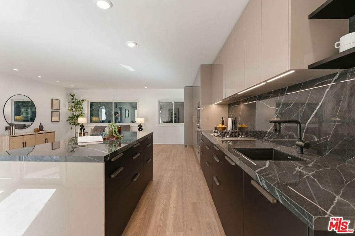 1233 N Laurel Avenue 109, West Hollywood, CA 90046 — photo 1 of 19
