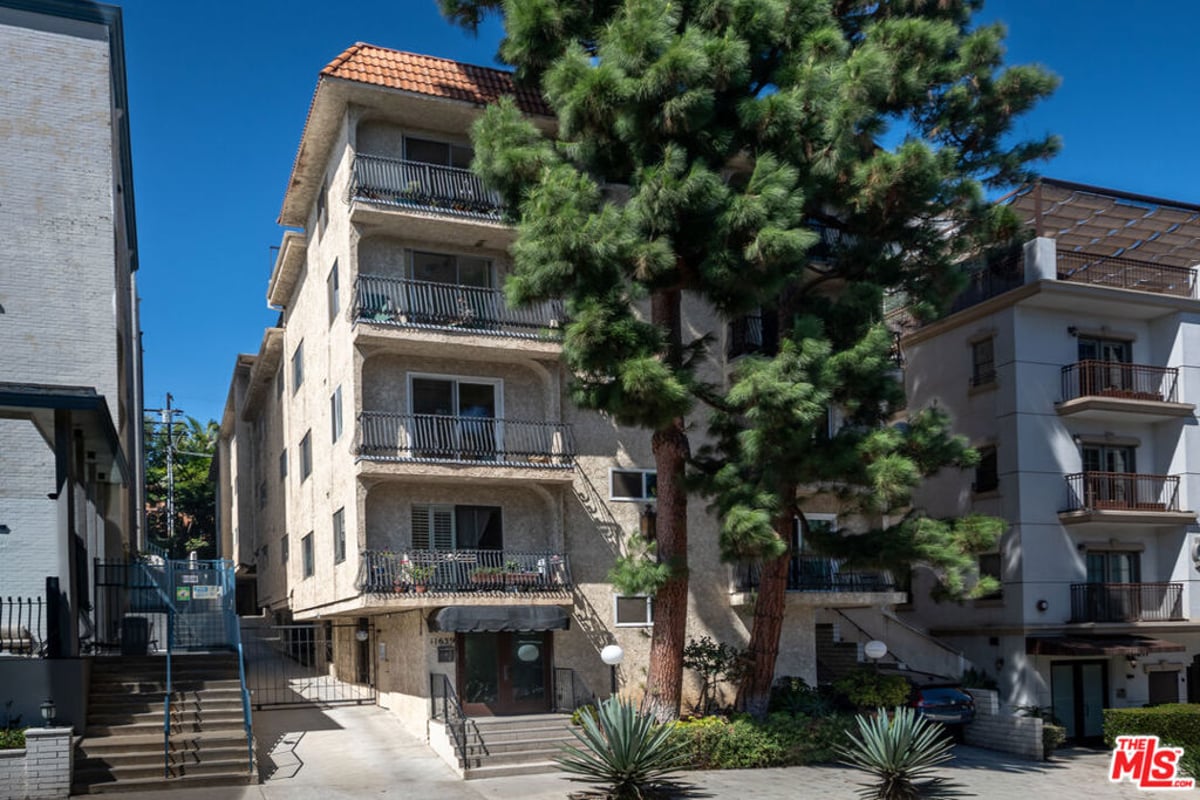 11639 Chenault Street 302, Los Angeles, CA 90049 — photo 1 of 26