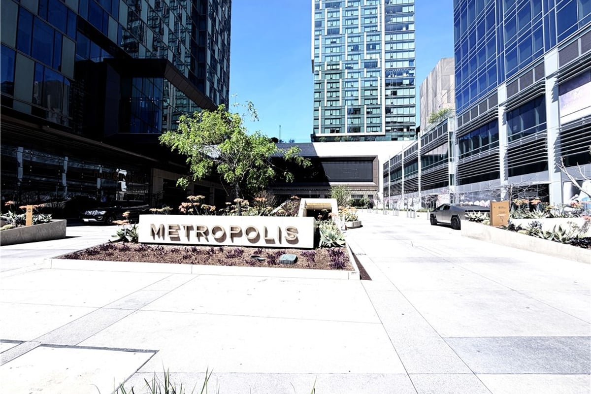 889 Francisco 3105, Los Angeles, CA 90017 — photo 1 of 12