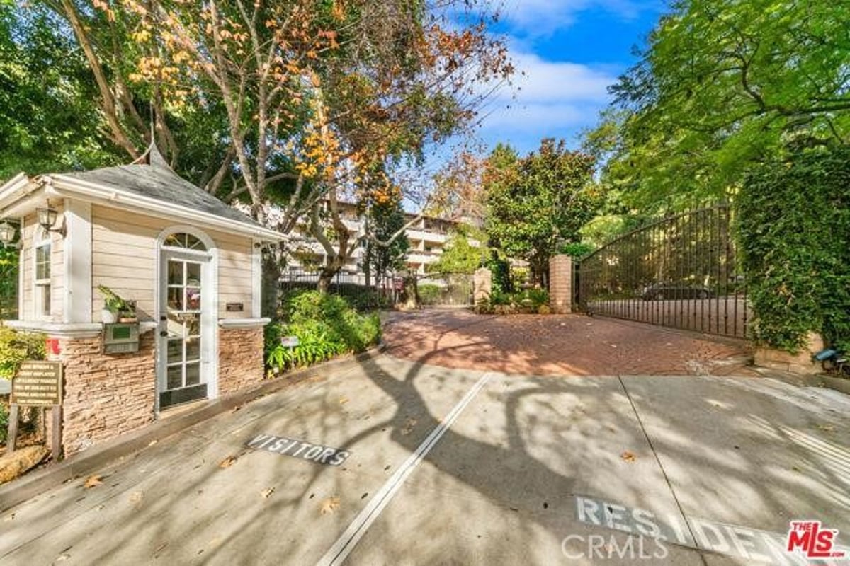 2700 Cahuenga Boulevard E 2217, Los Angeles, CA 90068 — photo 1 of 42