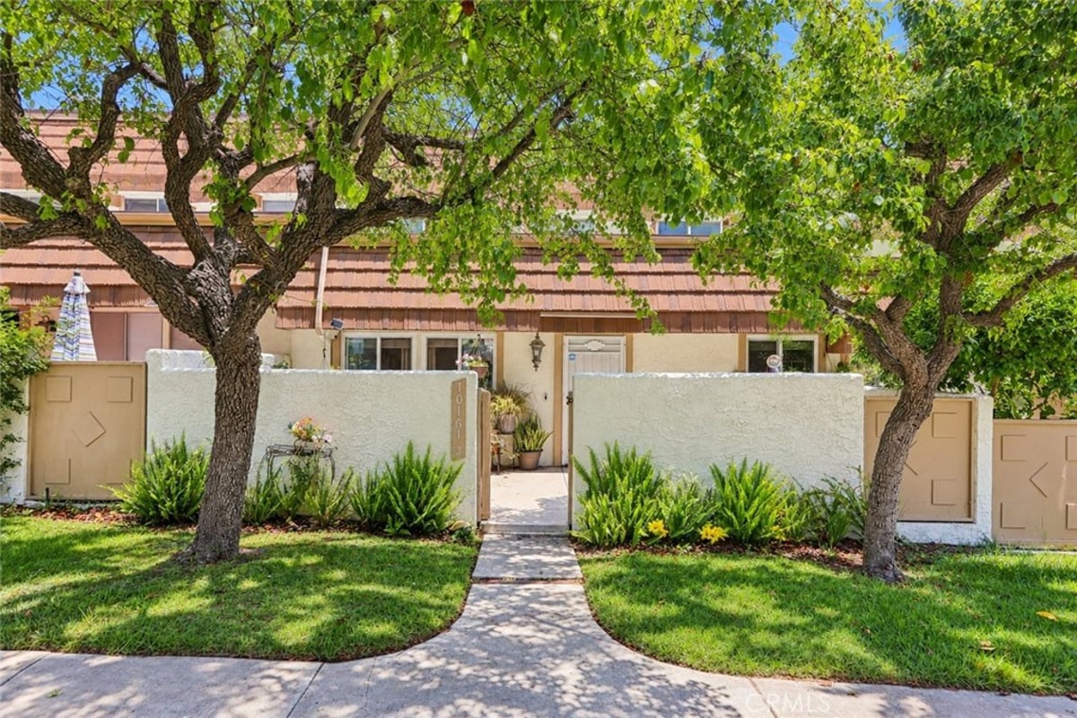 10161 Larwin Avenue 3, Chatsworth, CA 91311 — photo 1 of 46