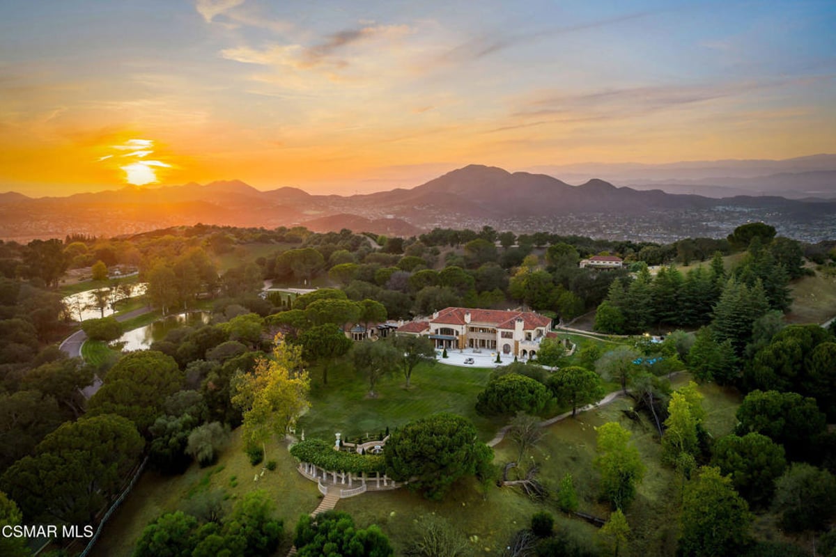 2400 White Stallion Road, Thousand Oaks, CA 91361 — photo 1 of 37