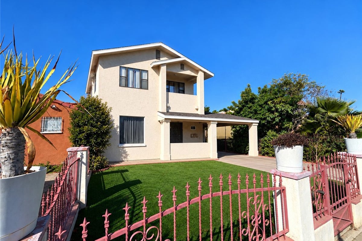 533 W 113th, Los Angeles, CA 90044 — photo 1 of 2