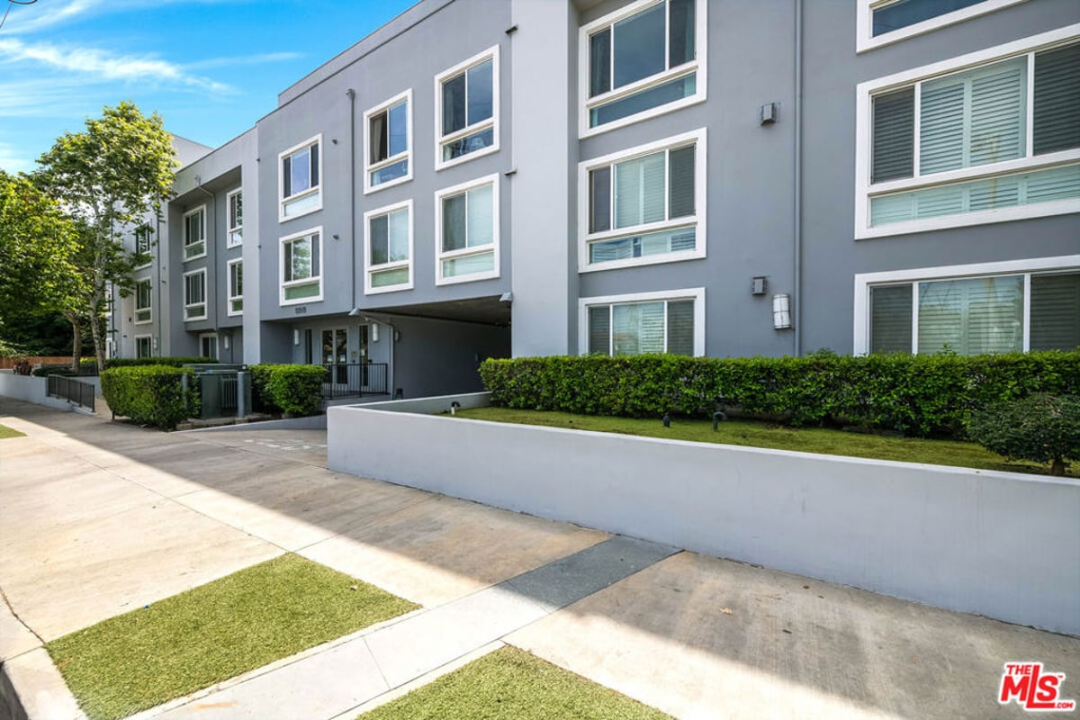 10878 Bloomfield Street 406, Toluca Lake, CA 91602 — photo 1 of 16