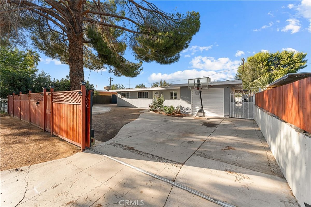 1027 W Avenue J12, Lancaster, CA 93534 — photo 1 of 26