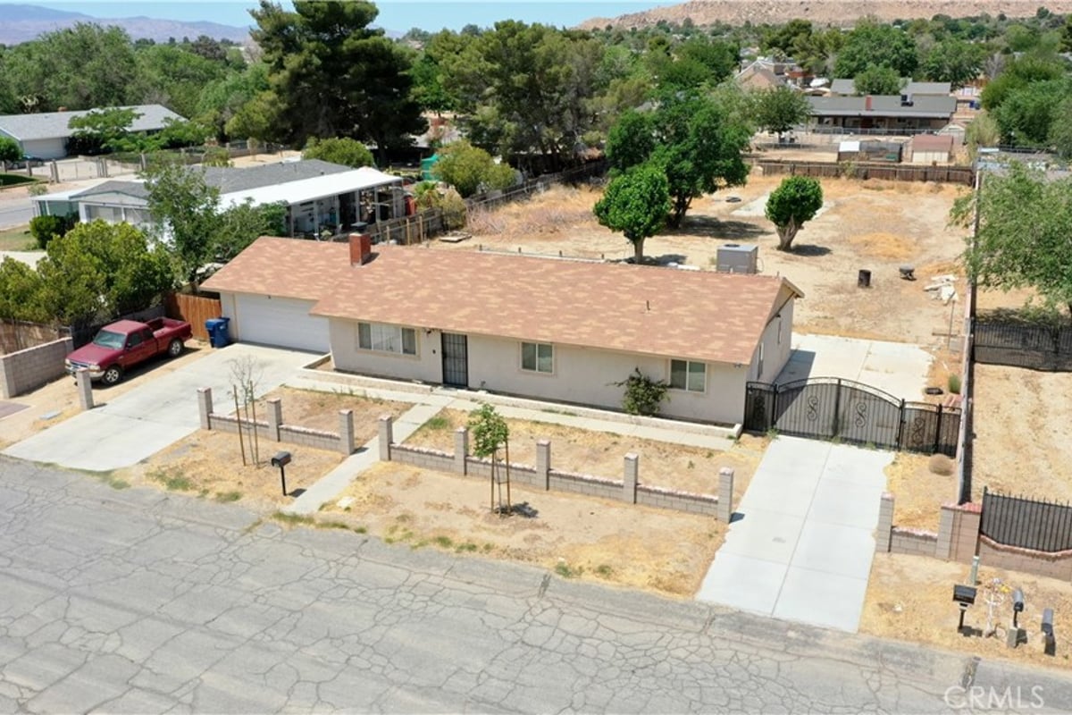 39313 168th E, Lake Los Angeles, CA 93591 — photo 1 of 28