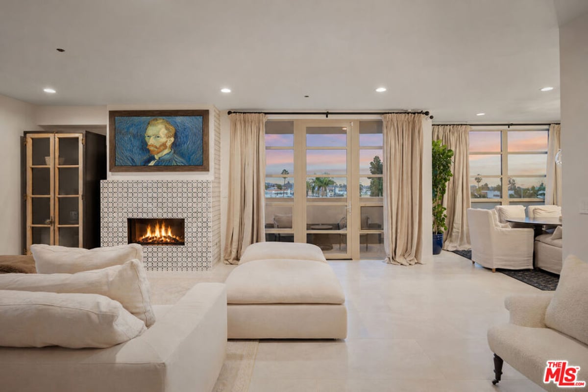 870 Haverford Avenue 303, Pacific Palisades, CA 90272 — photo 1 of 33