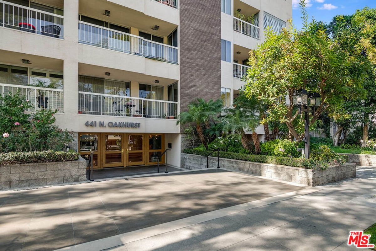 441 N Oakhurst Drive 304, Beverly Hills, CA 90210 — photo 1 of 18
