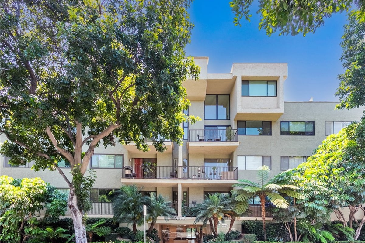 9000 Cynthia St 306, West Hollywood, CA 90069 — photo 1 of 18
