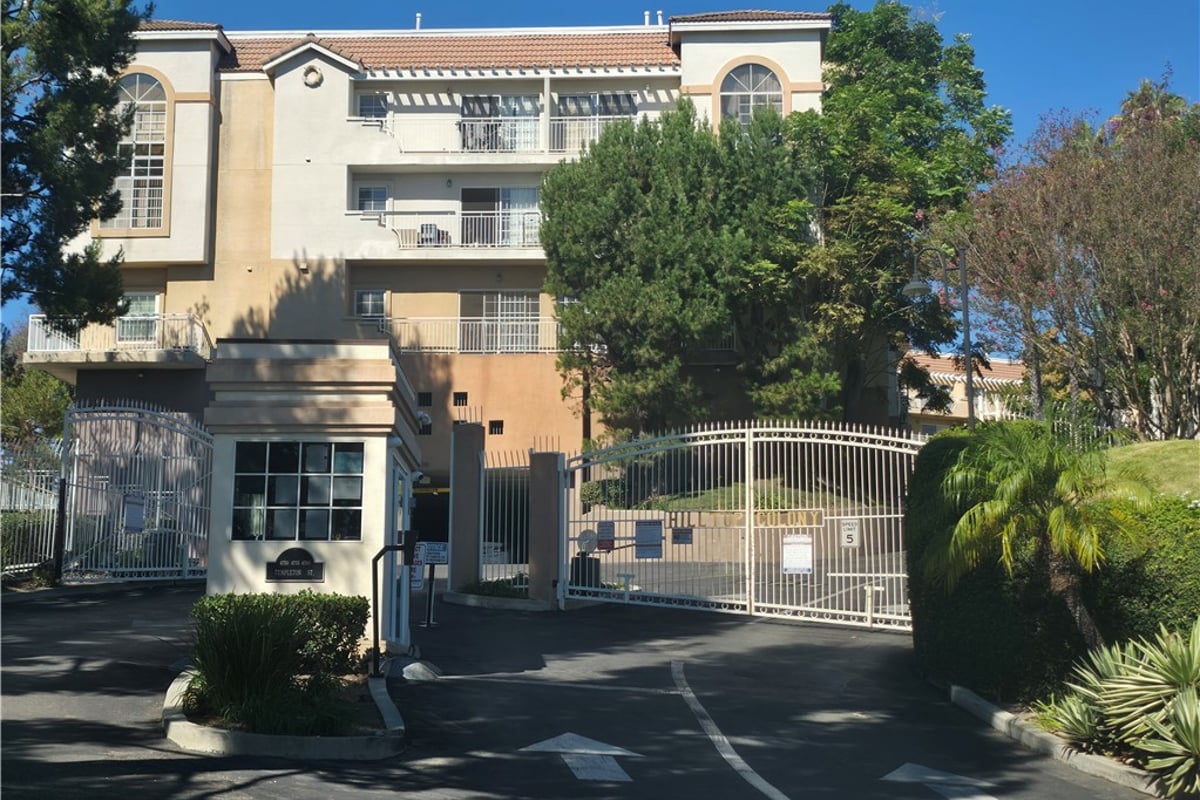 4760 Templeton 3204, Los Angeles, CA 90032 — photo 1 of 15