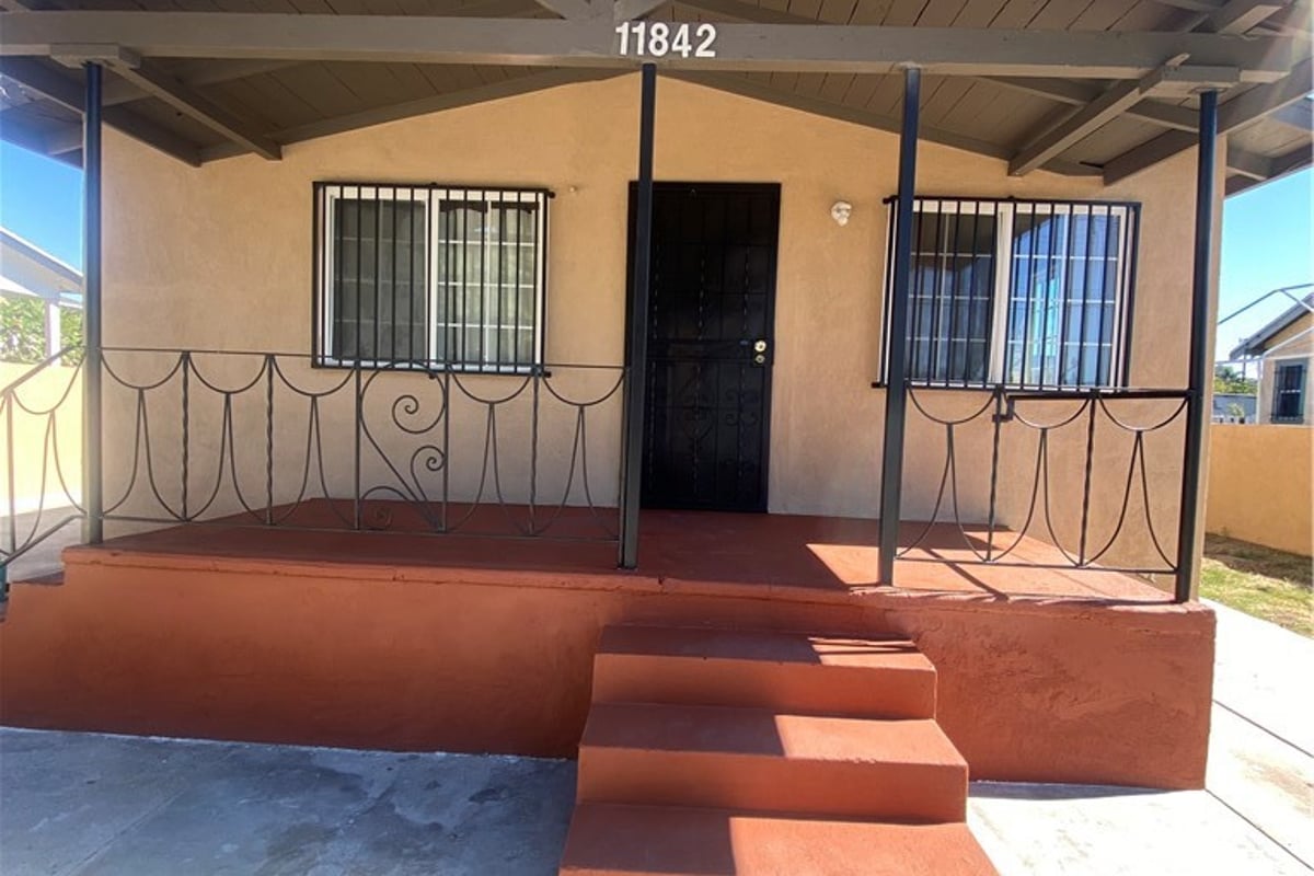 11842 Success, Los Angeles, CA 90059 — photo 1 of 19