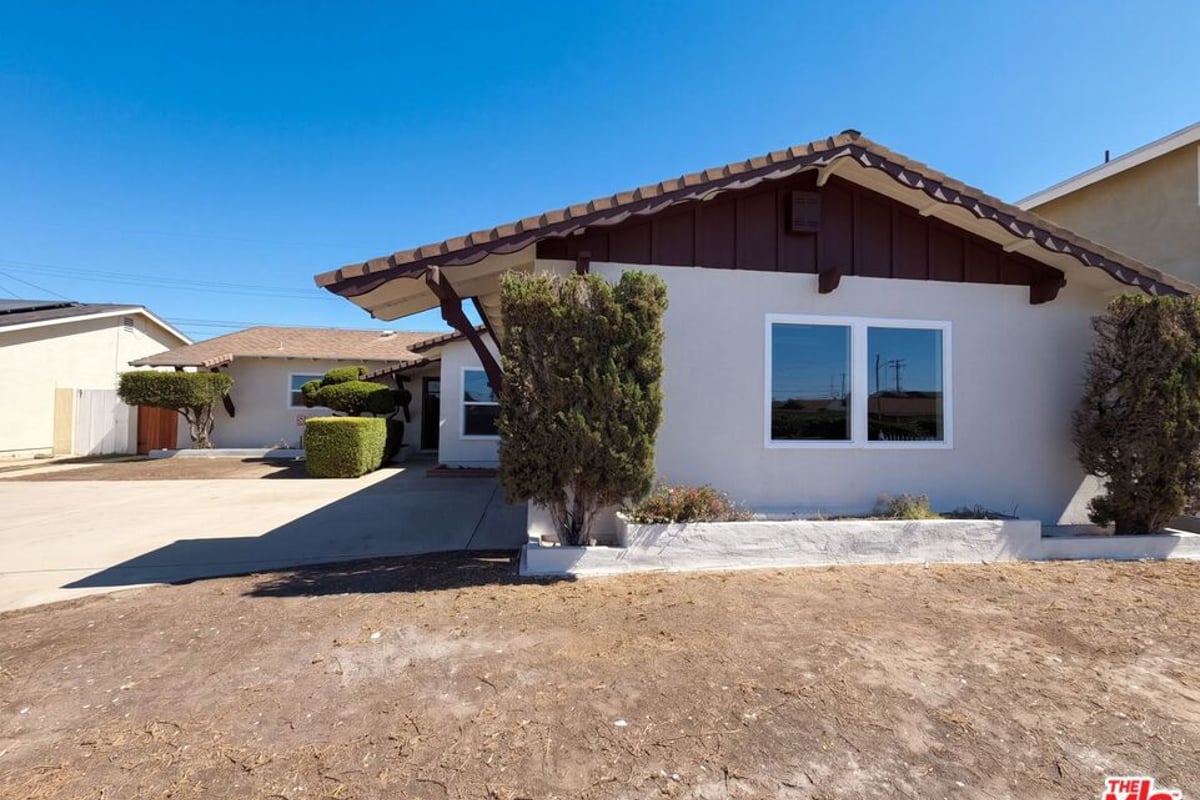 3520 S J Street, Oxnard, CA 93033 — photo 1 of 18