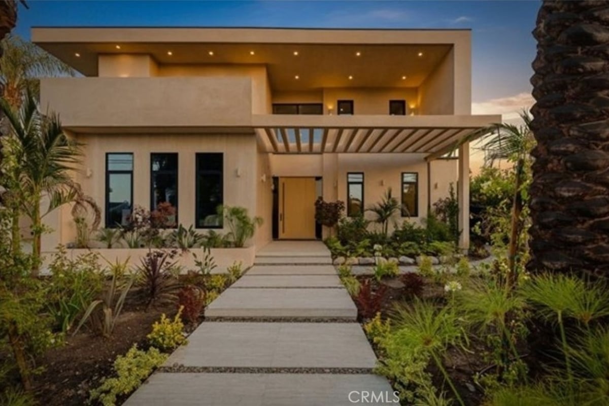 15450 Huston, Sherman Oaks, CA 91403 — photo 1 of 20