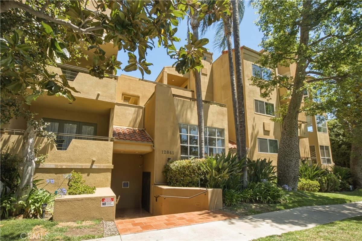 12841 Bloomfield Street 104, Studio City, CA 91604 — photo 1 of 28