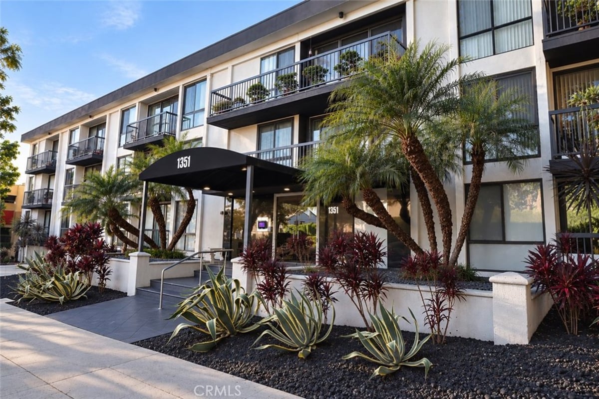 1351 N Crescent Heights 308, West Hollywood, CA 90046 — photo 1 of 25
