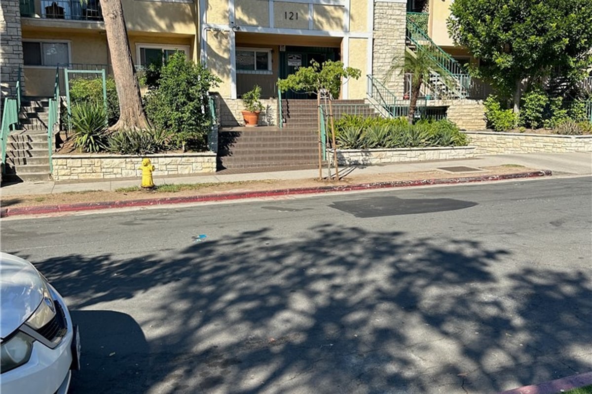 121 Sinclair 122, Glendale, CA 91206 — photo 1 of 15