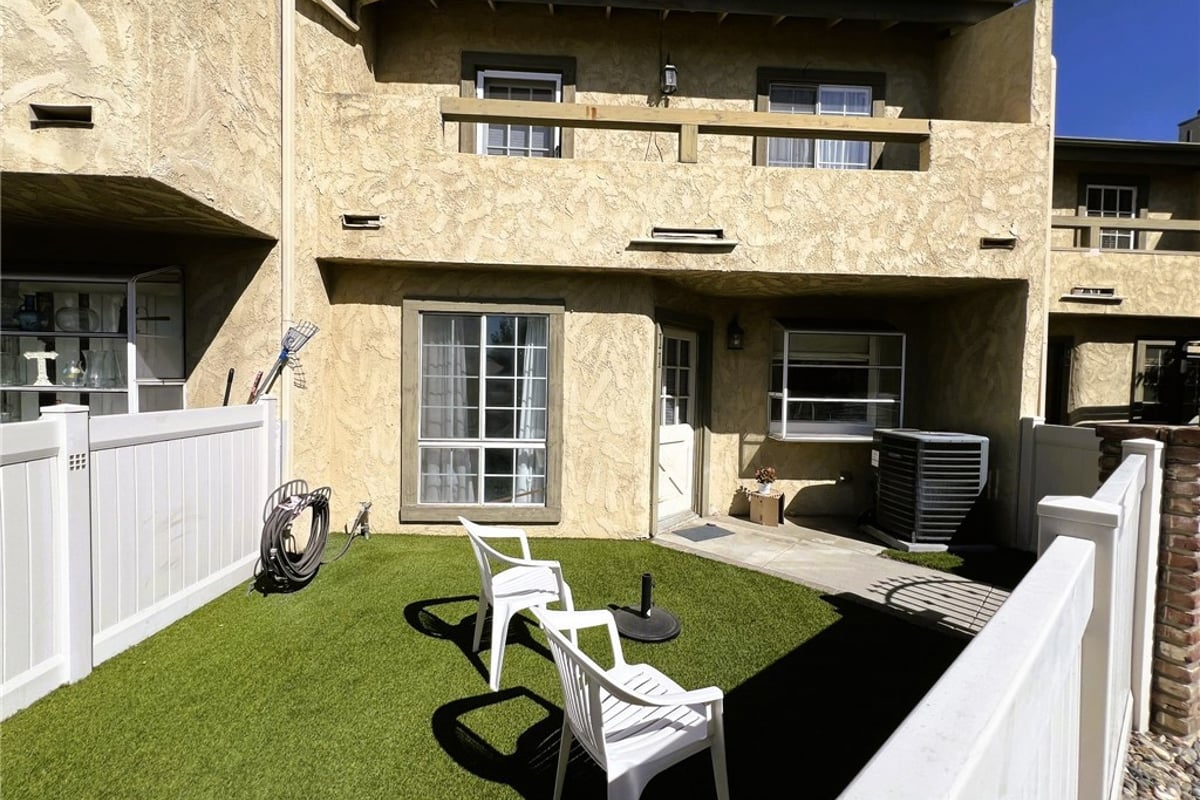 181 W La Verne Avenue 11, Pomona, CA 91767 — photo 1 of 28