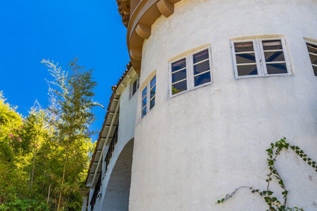 6727 Milner Road, Los Angeles, CA 90068 — photo 1 of 41