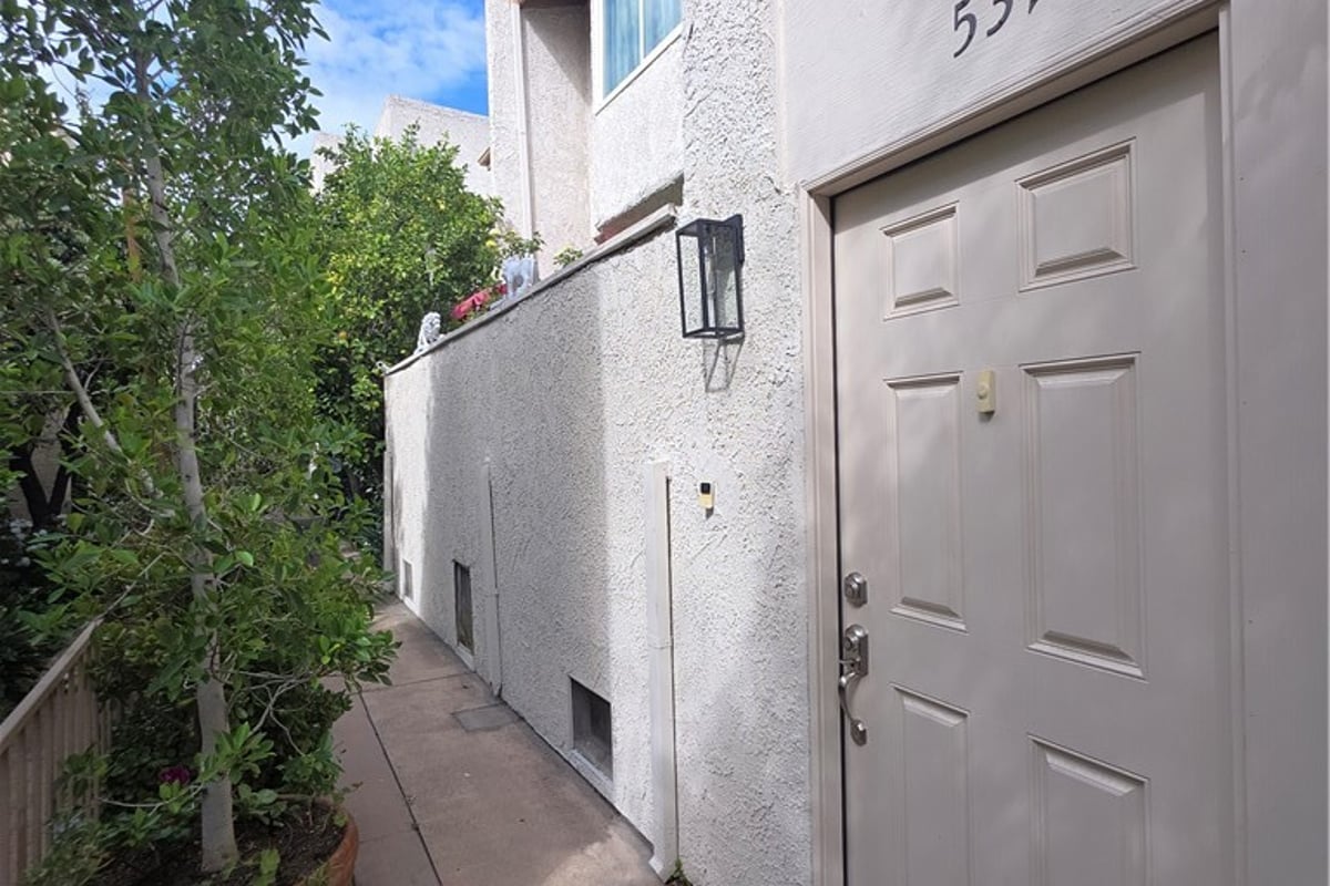 5317 Coldwater Canyon Avenue D, Sherman Oaks, CA 91401 — photo 1 of 19