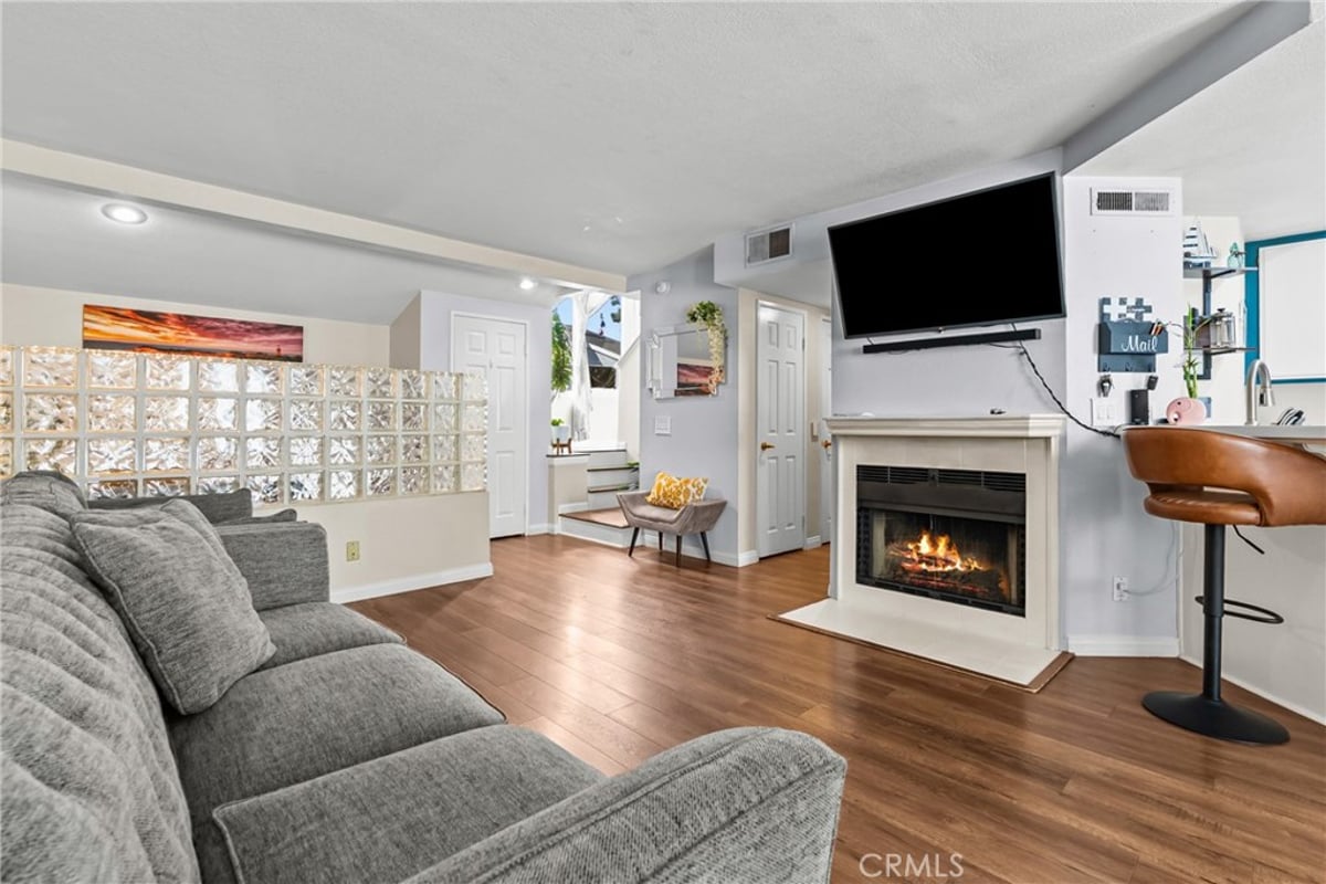 9915 Variel Avenue 22, Chatsworth, CA 91311 — photo 1 of 31