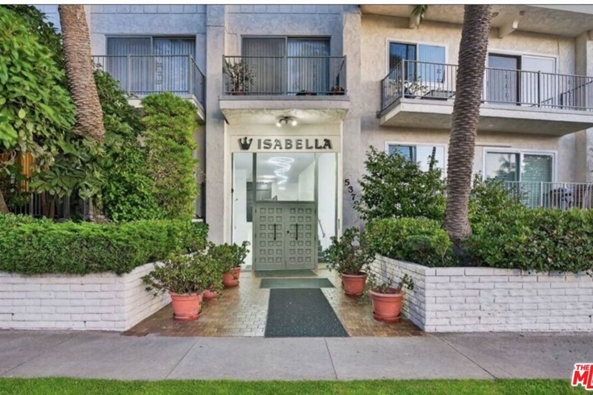 5376 Fairview Boulevard 104, Los Angeles, CA 90056 — photo 1 of 11