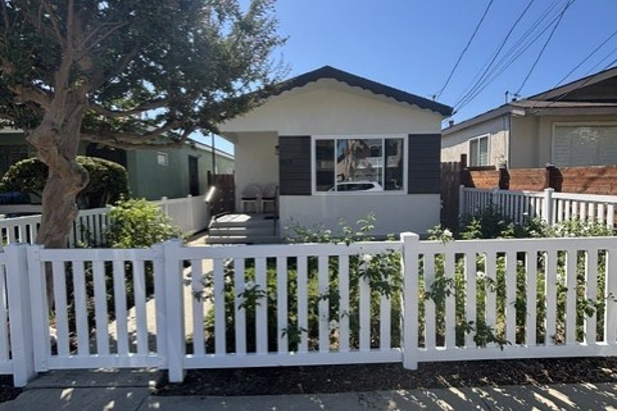 959 W 6th, San Pedro, CA 90731 — photo 1 of 9