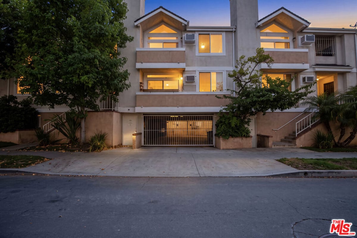 9707 Charnock Avenue 203, Los Angeles, CA 90034 — photo 1 of 34