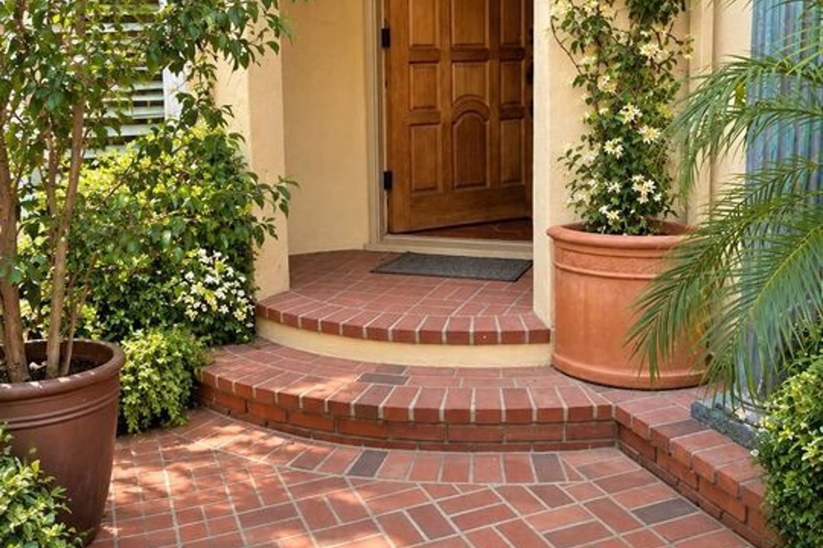 10762 Ashton Avenue, Los Angeles, CA 90024 — photo 1 of 4