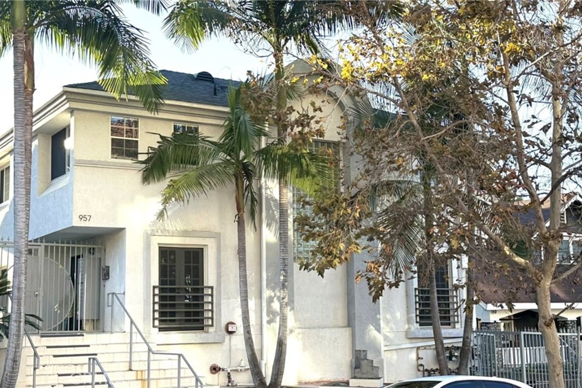 957 S Gramercy 203, Los Angeles, CA 90019 — photo 1 of 22