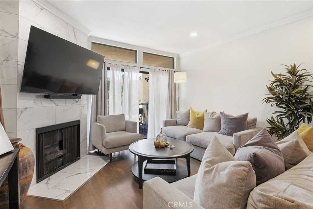 729 S Hobart Boulevard 11, Los Angeles, CA 90005 — photo 1 of 31