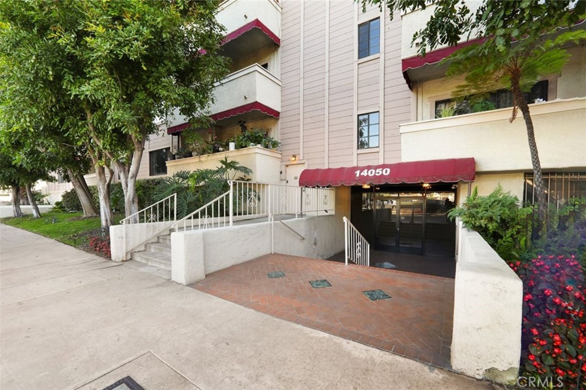 14050 Magnolia Boulevard 213, Sherman Oaks, CA 91423 — photo 1 of 28