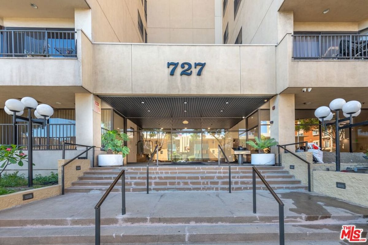 727 S Ardmore Avenue 108, Los Angeles, CA 90005 — photo 1 of 24